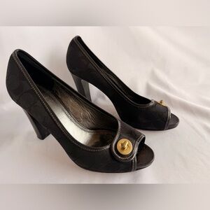 Coach Freesia Signature C Peep-Toe Heels with Gold Turn-Lock Coach Accent Sz 9B